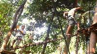 Tokkelen Ziplijnen boom tot boom in Tree Top Adventure Park Koh Chang