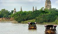 Thais koken op een teakhouten rijstboot Boot in Bangkok