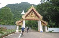 Fietsen naar Pra Khao Tempel en de Witte Boeddha khao yai 1/2 dag tour