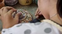 Schilder je eigen Thailand herinnering Benjarong keramiek