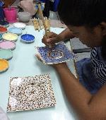 Schilder je eigen Thailand herinnering Benjarong keramiek
