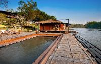 Boutique Raft Resort Kanchanaburi aan de rivier