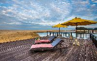 The Hotspring Beach Phang Nga aan het strand