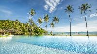 Phi Phi Island Village Beach Resort aan het strand